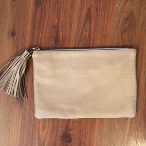 G.I.L.I. Tan blush leather handbag clutch with tassel￼